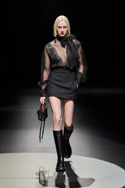 Look 17